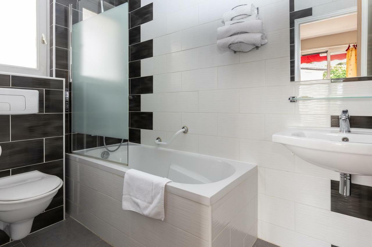 Logis Hotel Le Rond Point Soorts-Hossegor Bagian luar foto