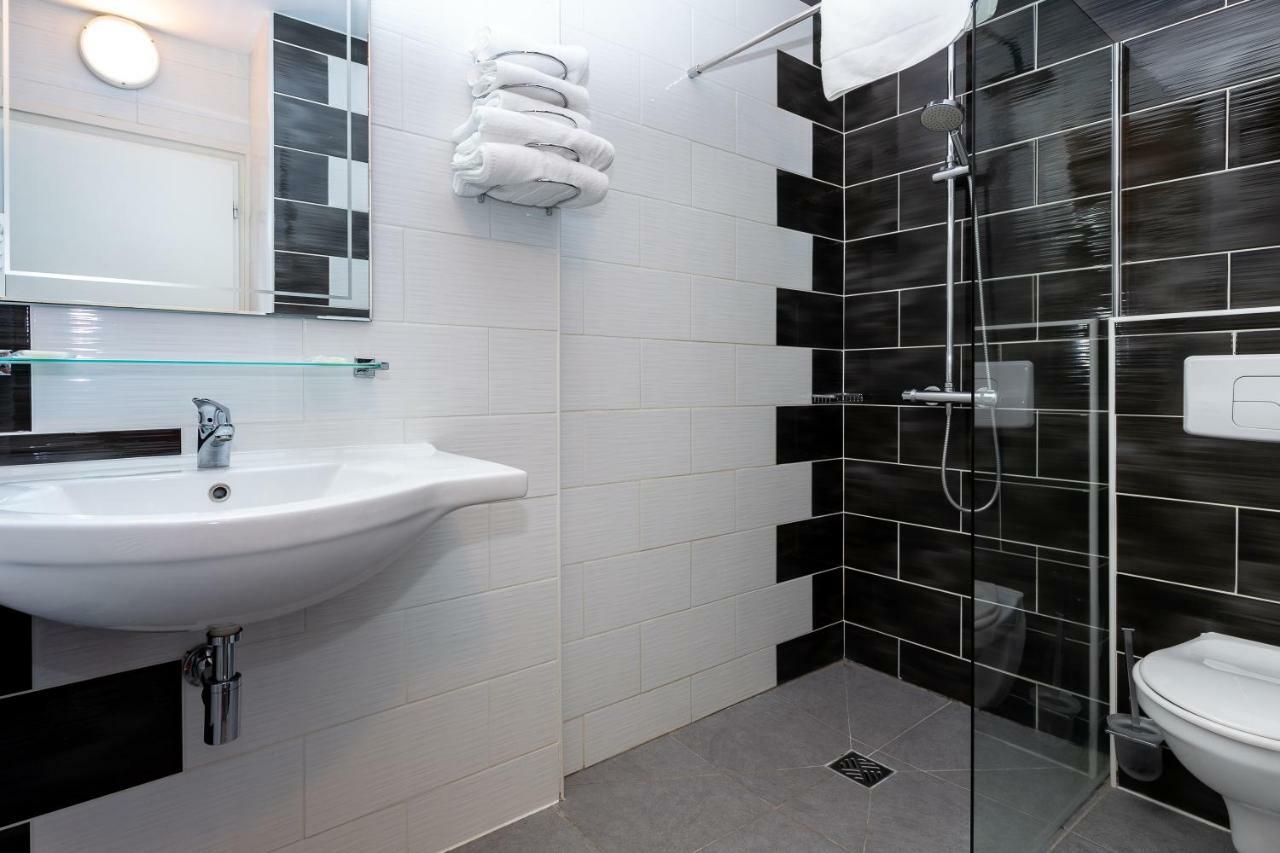 Logis Hotel Le Rond Point Soorts-Hossegor Bagian luar foto